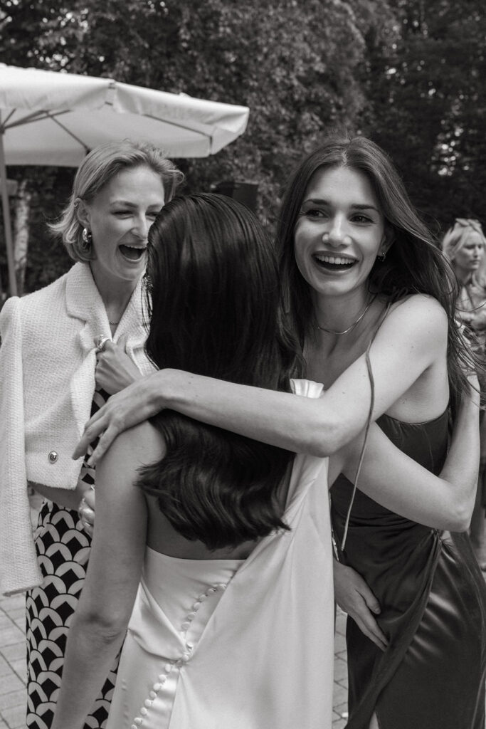 Guests sharing a warm hug at the wedding reception in Villa Mignon’s garden. German