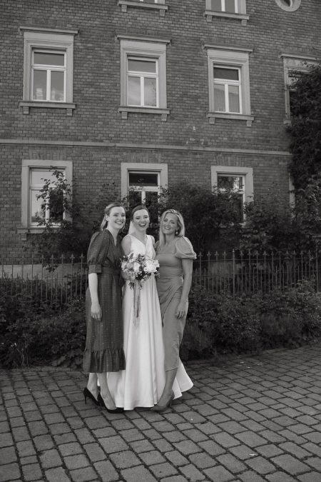 Fröhlicher Moment mit Braut und Brautjungfern bei einer Hochzeit in Deutschland.